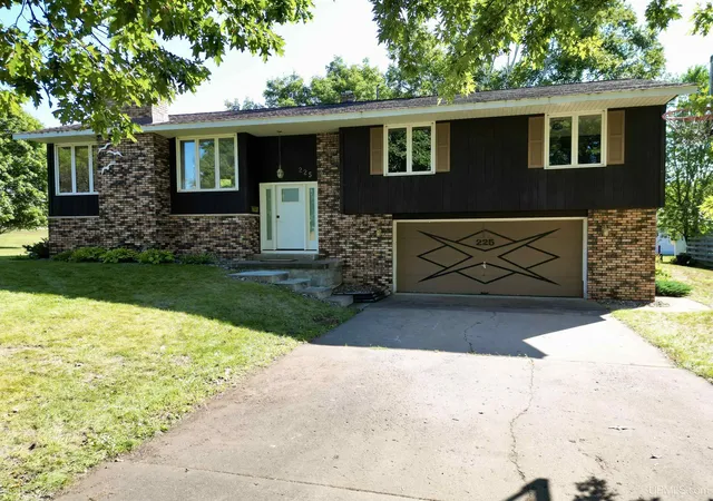 Photo 1 of Single family home for sale at 225 S Lilac St, Ishpeming, MI 49849 | MLS# 50220070 | Listing updated on 2026-09-04