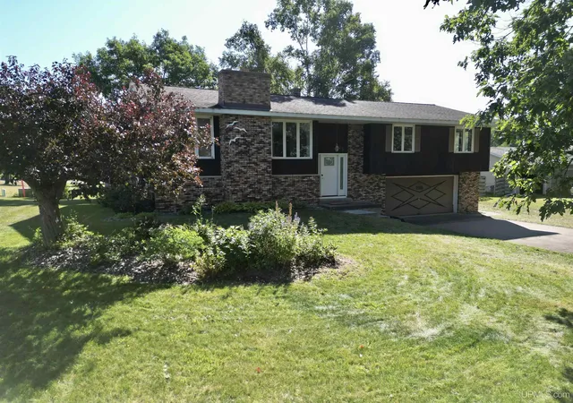 Photo 2 of Single family home for sale at 225 S Lilac St, Ishpeming, MI 49849 | MLS# 50220070 | Listing updated on 2026-09-04