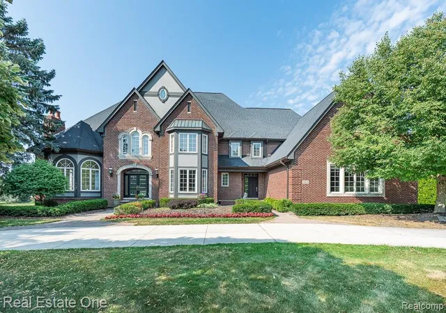 Photo 1 of Sale Pending at 5575 Murfield Dr, Rochester, MI 48306 | MLS# 61020368 | Listing updated on 2026-08-18