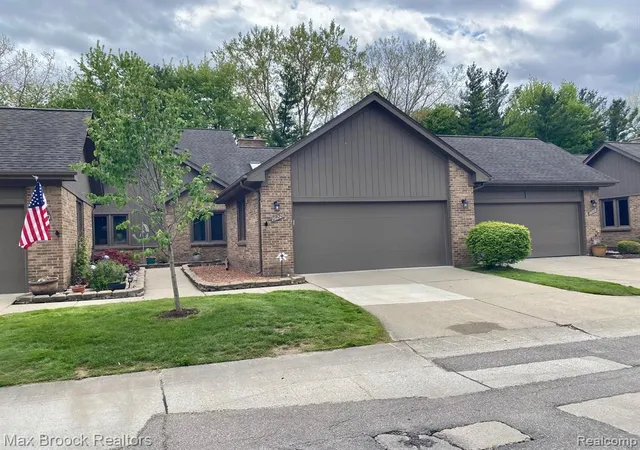 Homes for sale in Fraser, MI | 16226 Pine Ridge Dr, Fraser, MI 48026 | MLS# 61000914