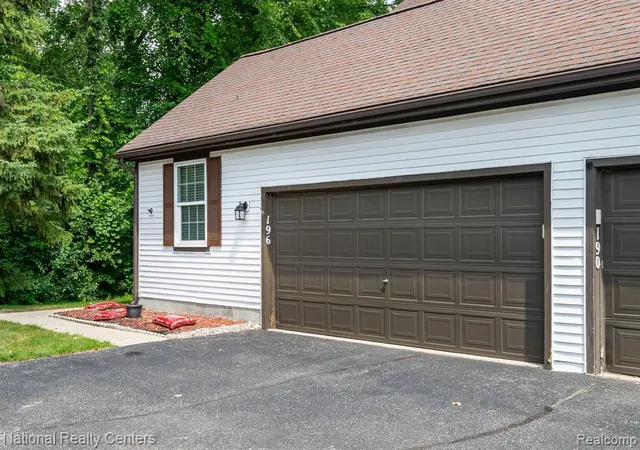Homes for sale in Lake Orion, MI | 196 Barrington Cir, Lake Orion, MI 48360 | MLS# 61008219