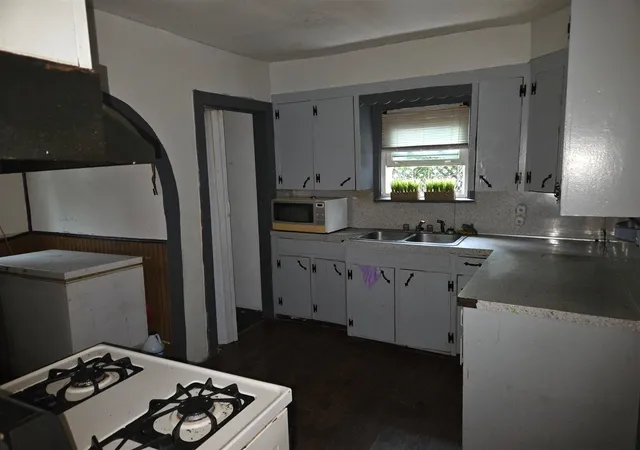 Photo 4 of Sale Pending at 859 Lake Michigan Dr, Grand Rapids, MI 49504 | MLS# 70503998 | Listing updated on 2026-08-29