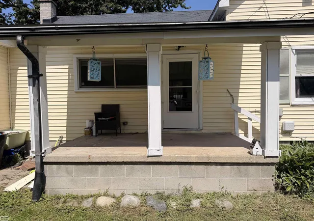 Photo 3 of Single family home for sale at 818 S 4th St, Marine City, MI 48039 | MLS# 50219422 | Listing updated on 2026-09-03