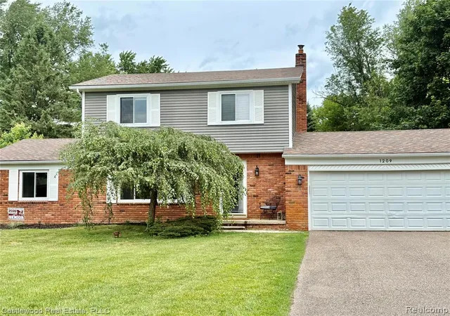 Photo 2 of Single family home for sale at 1209 Bay Ridge Dr, Highland, MI 48356 | MLS# 61003280 | Listing updated on 2026-07-07