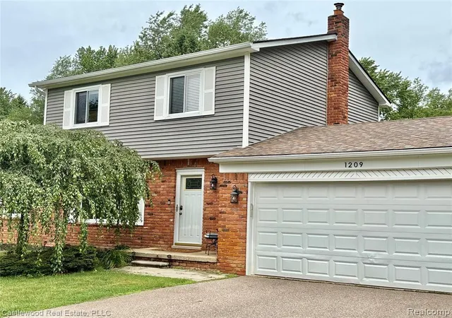 Photo 3 of Single family home for sale at 1209 Bay Ridge Dr, Highland, MI 48356 | MLS# 61003280 | Listing updated on 2026-07-07