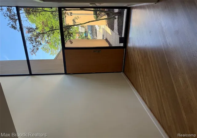 Listing Photo 4 - Condo for sale in building located at 32690 Ravine Dr, Franklin, MI 48025