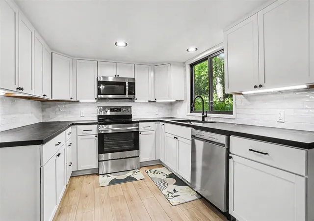 5th image of 3907 Cricket Ln, Kalamazoo, MI 49008 | MLS# 70539620