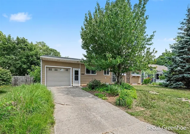 Photo 2 of Sale Pending at 3840 Williamson Ave, Grand Rapids, MI 49525 | MLS# 70544691 | Listing updated on 2026-08-17