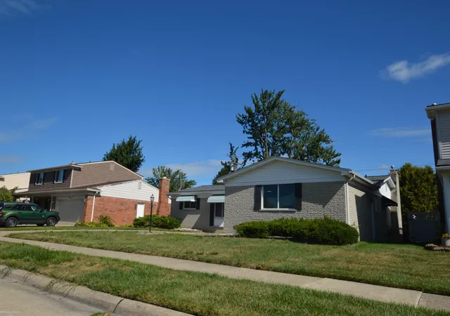Photo 3 of Sale Pending at 22825 Newberry St, Saint Clair Shores, MI 48080 | MLS# 50220126 | Listing updated on 2026-09-16