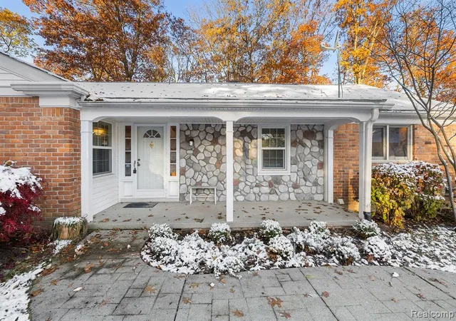 Photo 2 of Sale Pending at 1732 Blair House, Bloomfield Hills, MI 48302 | MLS# 60268051 | Listing updated on 2025-06-17