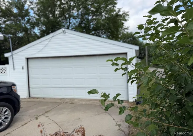 8th image of 7602 Kendal St, Dearborn, MI 48126 1006 | MLS# 61024065