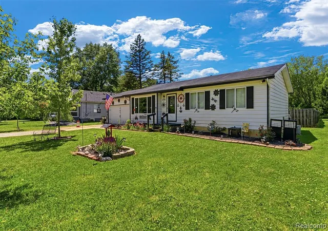 Homes for sale in Burton, MI | 1378 Roat Ct, Burton, MI 48509 | MLS# 61002724