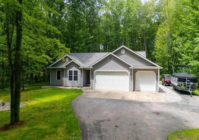 Homes for sale in Roscommon, MI | 3120 Kens Pl, Roscommon, MI 48653 | MLS# 80070718