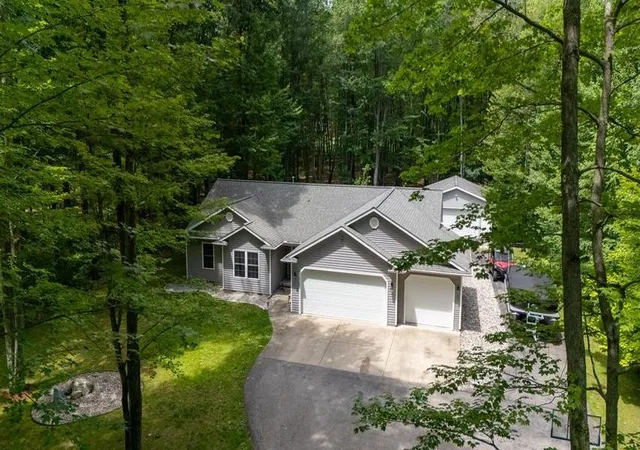 Homes for sale in Roscommon, MI | 3120 Kens Pl, Roscommon, MI 48653 | MLS# 80070718