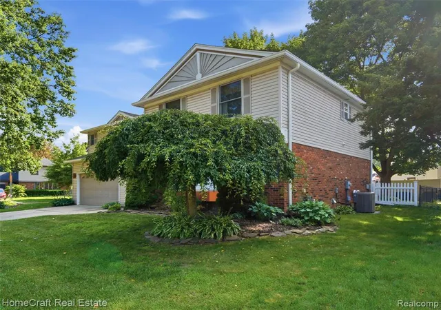 3rd image of 1744 Walnut Ridge Cir, Canton, MI 48187 3725 | MLS# 61008462