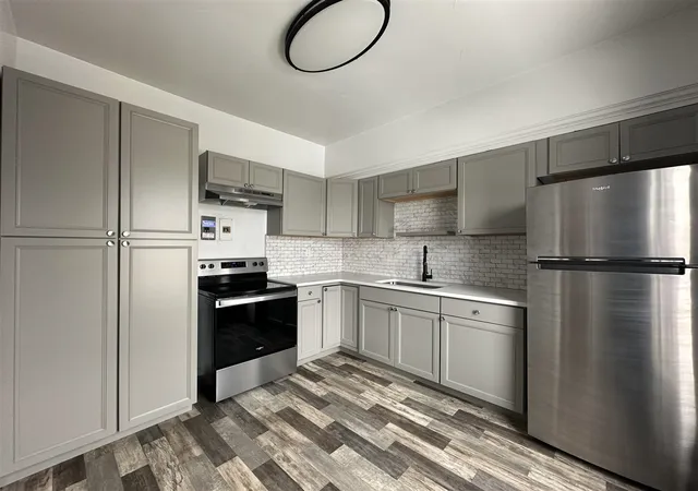3rd image of 447 W Walnut St, Kalamazoo, MI 49007 | MLS# 70519571