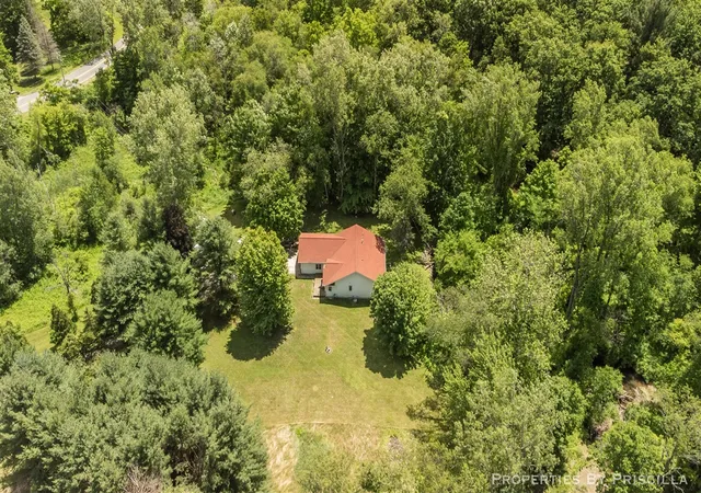 Homes for sale in Comstock Park, MI | 6635 Vinton Ave, Comstock Park, MI 49321 | MLS# 70540443