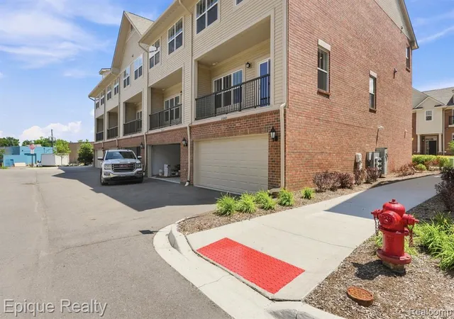 Homes for sale in Novi, MI | 25549 Grandview Lane, Novi, MI 48375 | Houzeo