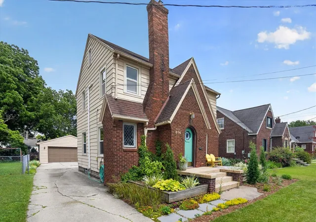 Homes for sale in Lansing, MI | 814 N Fairview Ave, Lansing, MI 48912 | MLS# 70540947