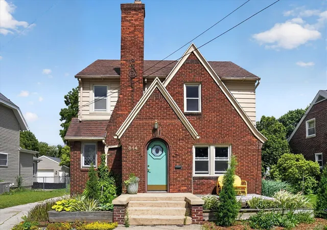 Homes for sale in Lansing, MI | 814 N Fairview Ave, Lansing, MI 48912 | MLS# 70540947