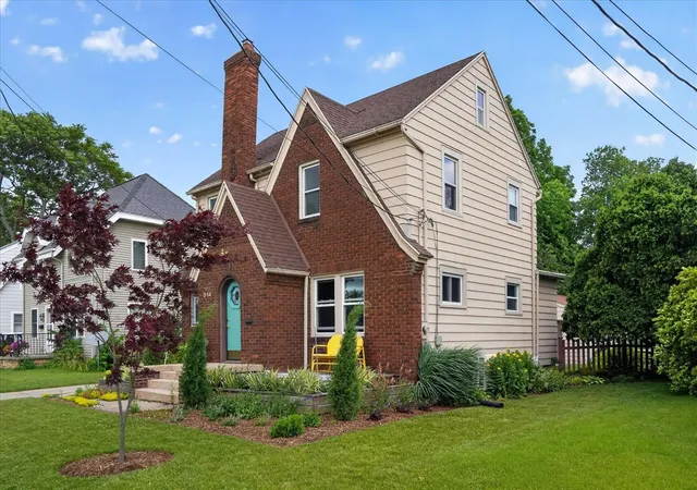 Homes for sale in Lansing, MI | 814 N Fairview Ave, Lansing, MI 48912 | MLS# 70540947