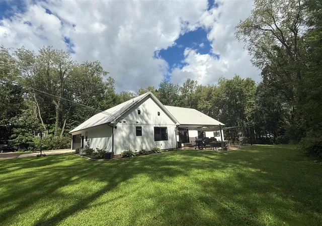 Photo 4 of Single family home for sale at 323 S Wattles Rd, Battle Creek, MI 49014 | MLS# 70495213 | Listing updated on 2025-10-09