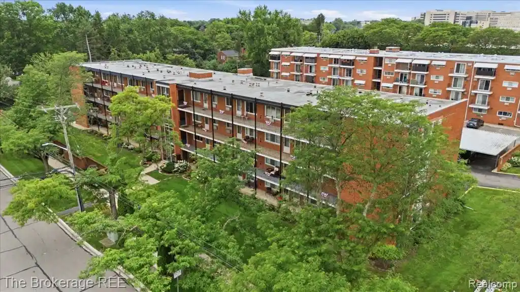 Listing Photo 2 - Condo for sale in 2820 Woods Lee Dr located at 2820 Woods Lee Dr, Royal Oak, MI 48073 - Unit #310