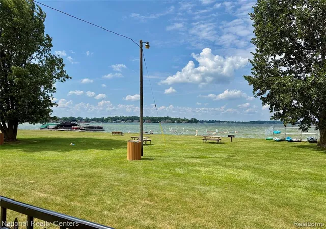 Listing Photo 2 - Condo for sale in building located at 1669 Cass Lake Rd, Keego Harbor, MI 48320 1802 - Unit #D
