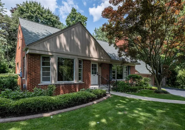 3rd image of 32430 Dohany Dr, Farmington, MI 48336 | MLS# 70485665