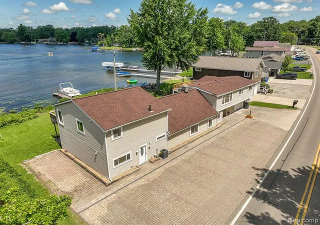 2nd image of 1794 S Hughes Rd, Brighton, MI 48114 | MLS# 60963130