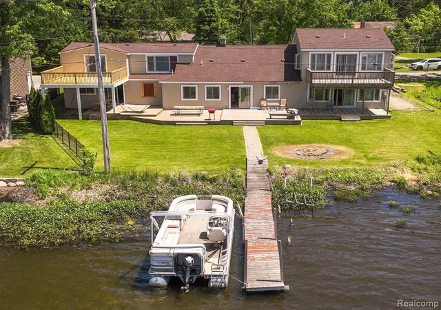 3rd image of 1794 S Hughes Rd, Brighton, MI 48114 | MLS# 60963130