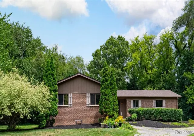 Homes for sale in Wixom, MI | 2120 Arbor Ave, Wixom, MI 48393 | MLS# 61010370