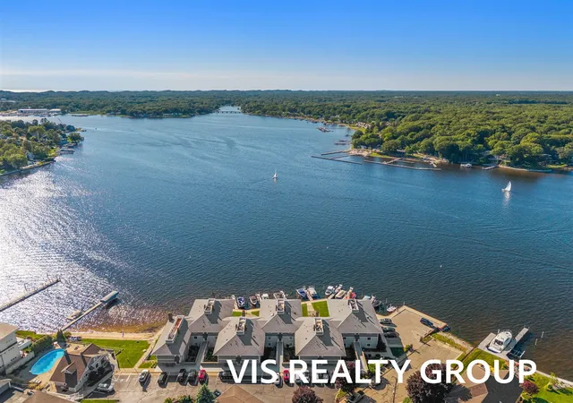 Homes for sale in Spring Lake, MI | 400 Lakeview Ct, Spring Lake, MI 49456