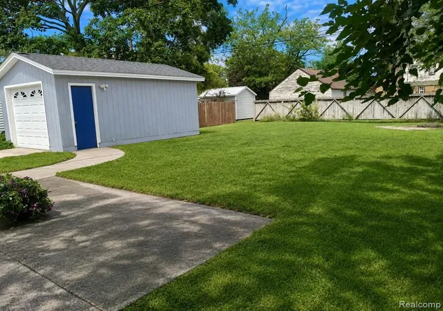 Photo 2 of Single family home for sale at 279 W 21st St, Holland, MI 49423 4746 | MLS# 61025848 | Listing updated on 2026-08-31