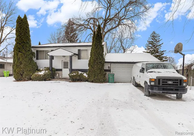 3rd image of 39721 Camp St, Harrison Township, MI 48045 | MLS# 60959215