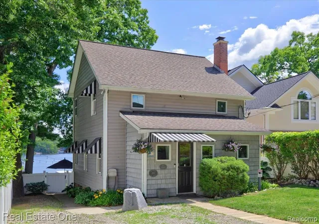 Homes for sale in Lake Orion, MI | 836 Pine Tree Rd, Lake Orion, MI 48362 | MLS# 61006297