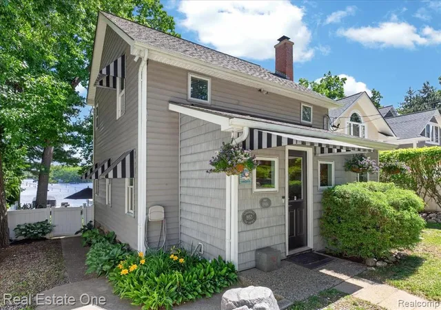 Homes for sale in Lake Orion, MI | 836 Pine Tree Rd, Lake Orion, MI 48362 | MLS# 61006297