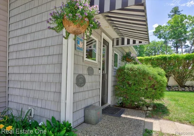 Homes for sale in Lake Orion, MI | 836 Pine Tree Rd, Lake Orion, MI 48362 | MLS# 61006297