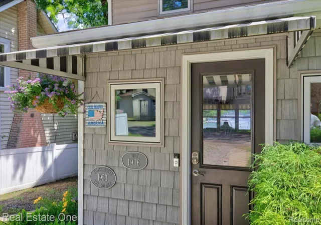 Homes for sale in Lake Orion, MI | 836 Pine Tree Rd, Lake Orion, MI 48362 | MLS# 61006297