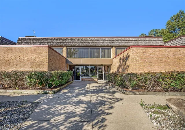 Listing Photo 2 - Condo for sale in building located at 2102 Pauline Blvd, Ann Arbor, MI 48103 - Unit #103