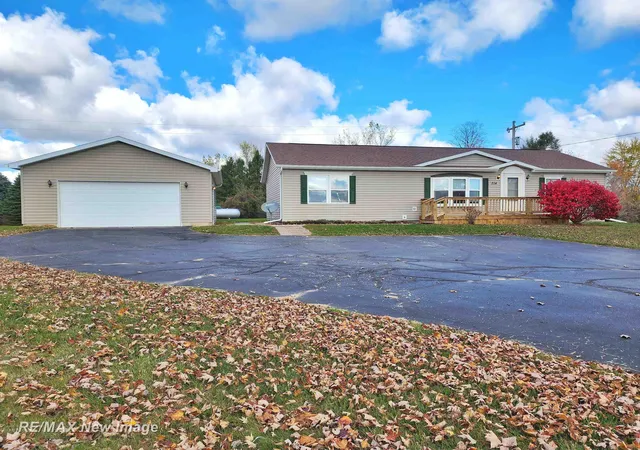 Homes for sale in Pinconning, MI | 214 W Pinconning Rd, Pinconning, MI 48650 | MLS# 50193352