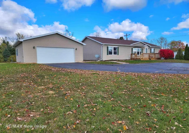 Homes for sale in Pinconning, MI | 214 W Pinconning Rd, Pinconning, MI 48650 | MLS# 50193352