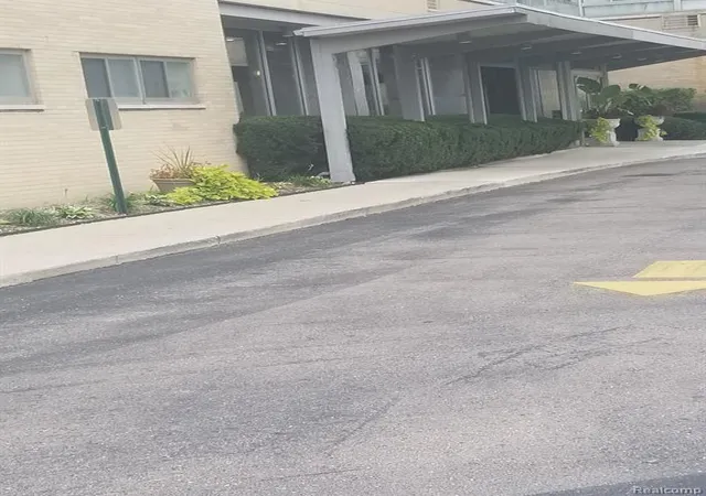 Photo 2 of Sale Pending at 8900 E Jefferson Ave #1103, Detroit, MI 48214 | MLS# 61025304 | Listing updated on 2026-09-09