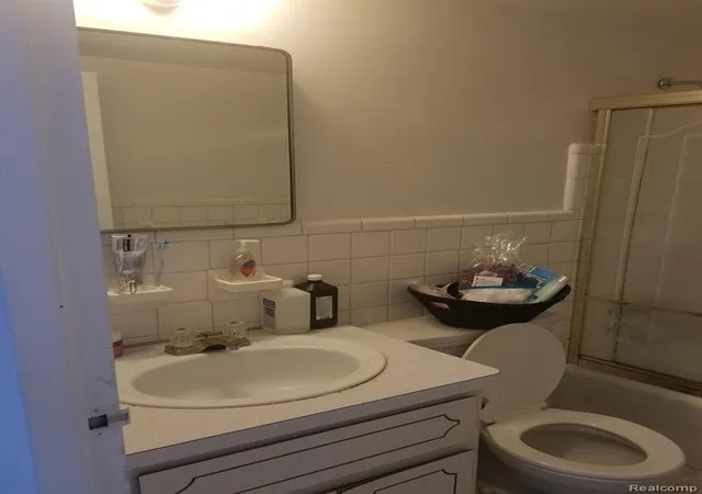 Photo 4 of Sale Pending at 8900 E Jefferson Ave #1103, Detroit, MI 48214 | MLS# 61025304 | Listing updated on 2026-09-09