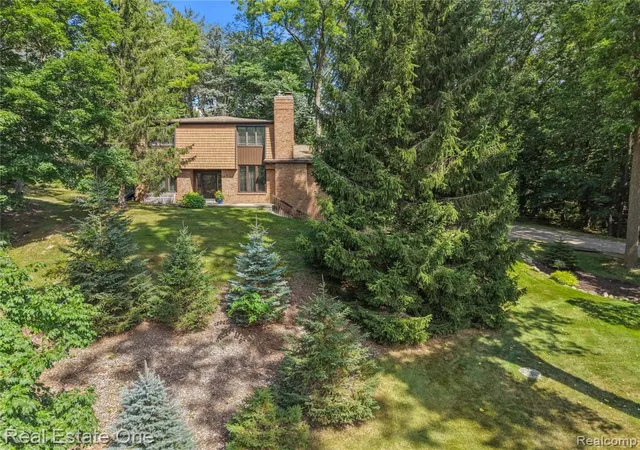 Photo 2 of Sale Pending at 101 Wimberly Dr, Rochester Hills, MI 48306 3465 | MLS# 61024915 | Listing updated on 2026-09-14