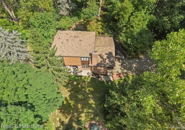 Photo 3 of Sale Pending at 101 Wimberly Dr, Rochester Hills, MI 48306 3465 | MLS# 61024915 | Listing updated on 2026-09-14