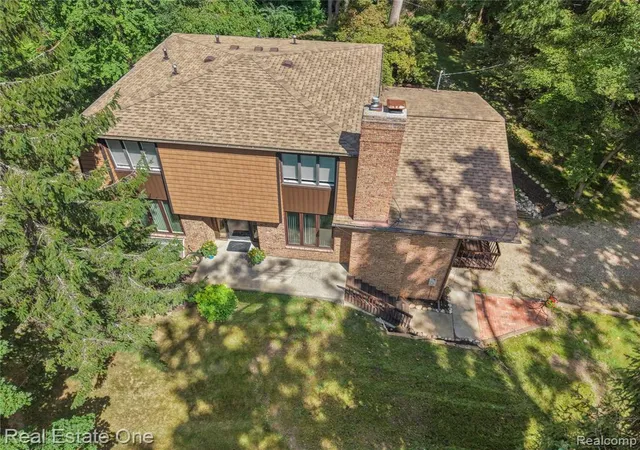 Photo 4 of Sale Pending at 101 Wimberly Dr, Rochester Hills, MI 48306 3465 | MLS# 61024915 | Listing updated on 2026-09-14