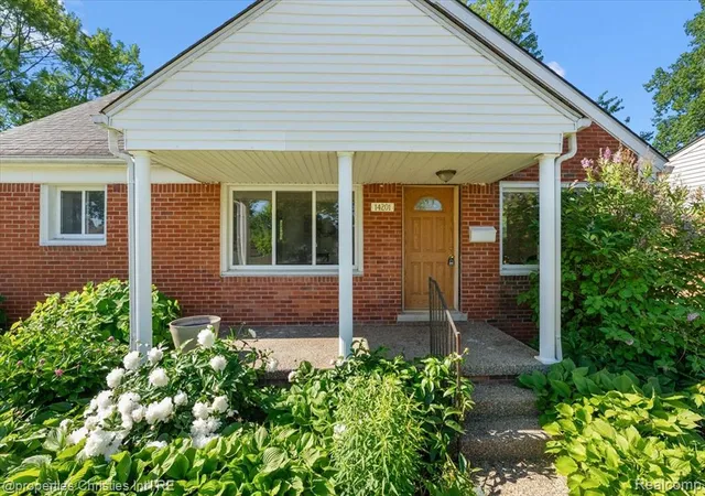 Photo 5 of Single Family Residence at 14201 Kingston St, Oak Park, MI 48237 | MLS# 60998617 | | Sold on 2026-06-24