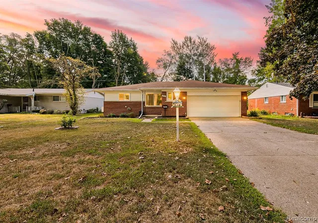 Photo 1 of Sale Pending at 19501 Magnolia Pkwy, Southfield, MI 48075 7134 | MLS# 61025228 | Listing updated on 2026-09-11