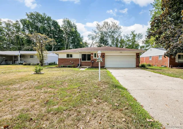 Photo 3 of Sale Pending at 19501 Magnolia Pkwy, Southfield, MI 48075 7134 | MLS# 61025228 | Listing updated on 2026-09-11